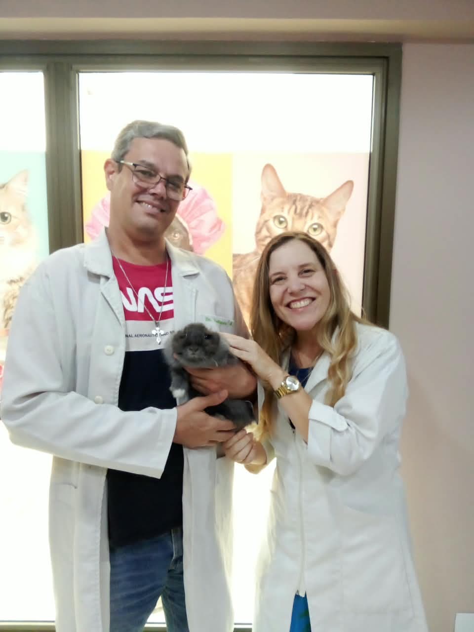 Dra. Ana Paula e um colega da equipe com um coelho no colo