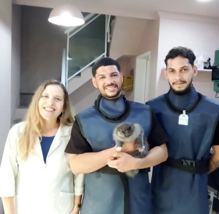 Dra. Ana Paula e a equipe de radiografia com um coelho no colo
